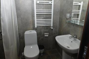 Фото номера Семейный люкс с балконом Отель Newcastle г. Ахалцихе 12