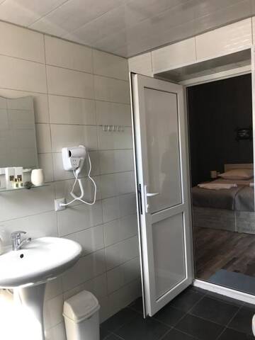 Фото номера Двухместный номер с 2 отдельными кроватями и балконом Отель Hotel Terrace Rabath г. Ахалцихе 3