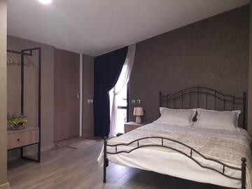 Фото номера Двухместный номер Делюкс с 1 кроватью и балконом Гостевой дом Garden House Akhaltsikhe г. Ахалцихе 2