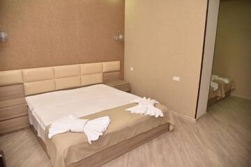 Фото номера Четырехместный номер с балконом Отель Art Hotel г. Ахалцихе 3